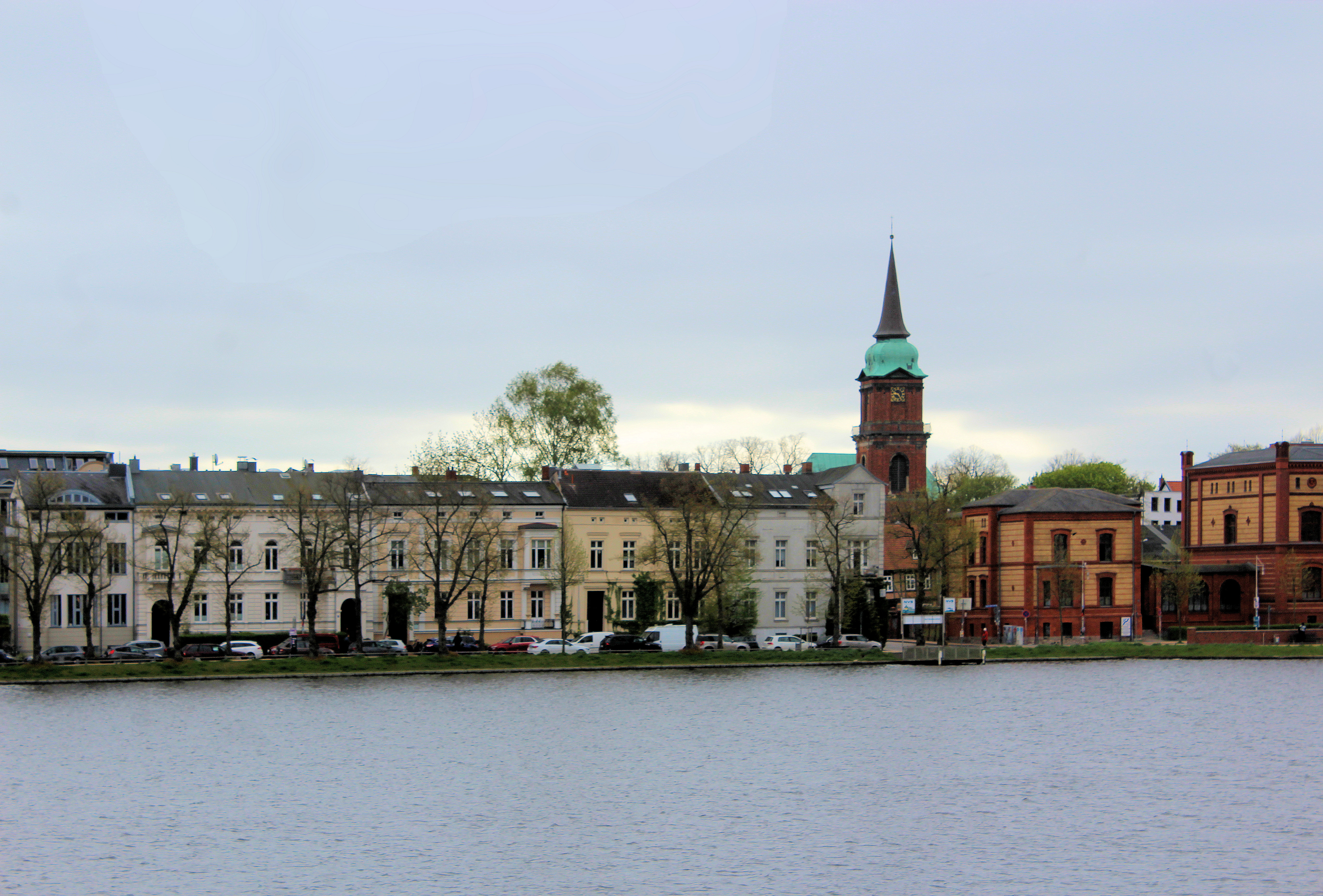 Blick über den Pfaffenteich auf die Schweriner Innenstadt
